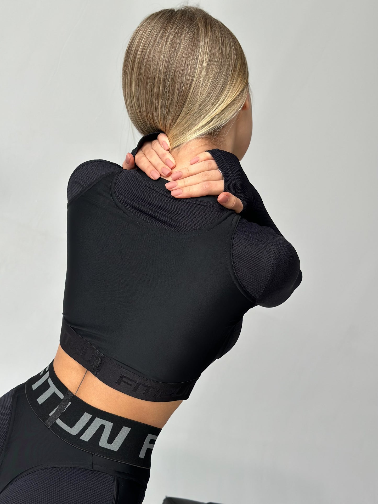 Sportinis topas „Total Black Relief"