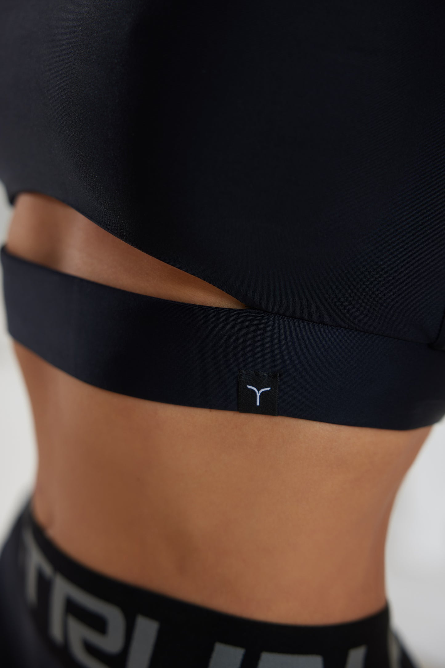 Sportinis topas „Racy Total Black"