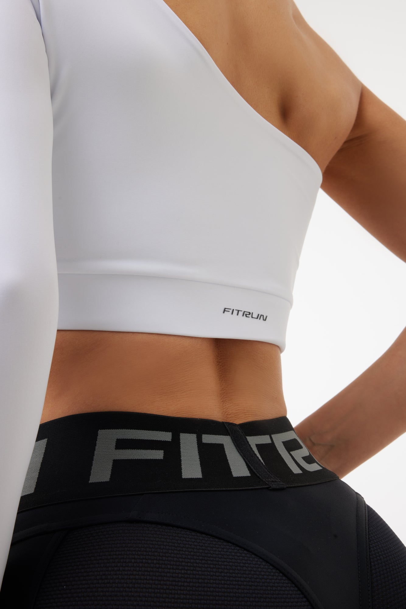 Sportinis topas vienos rankovės „White“