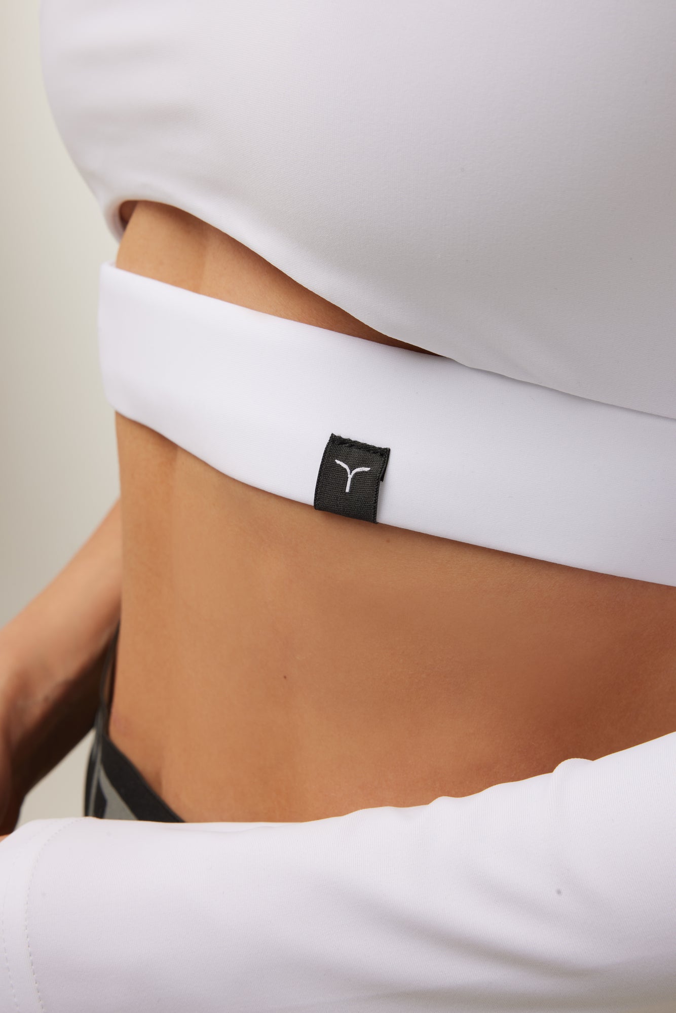 Sportinis topas vienos rankovės „White“